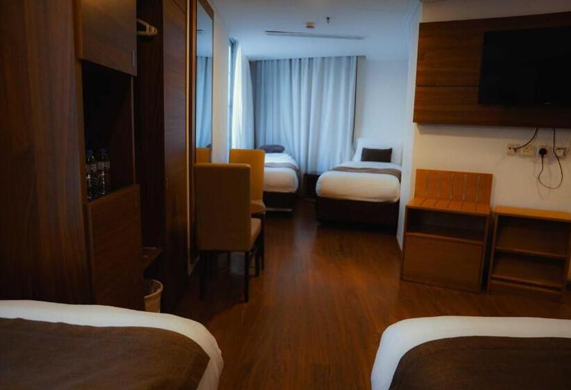 חדר דלוקס לארבעה, Nour Al Thuria