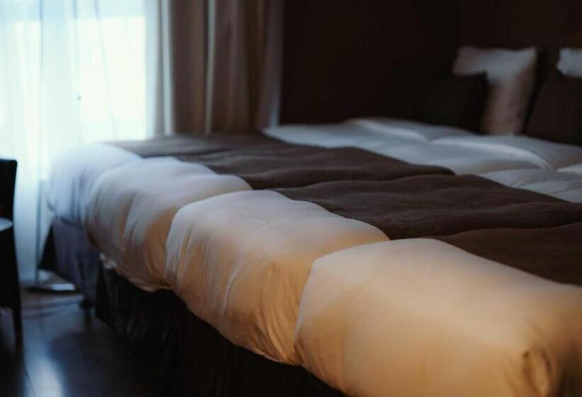 חדר דלוקס לארבעה, Nour Al Thuria