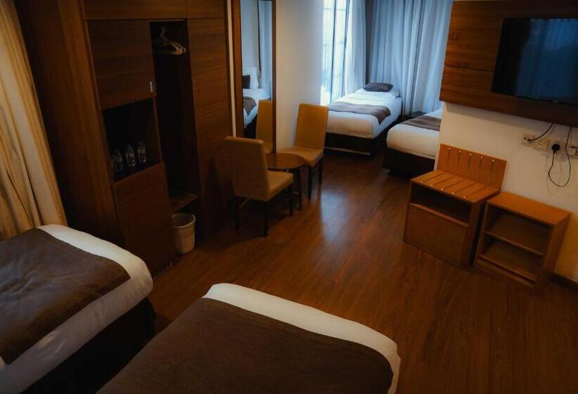 חדר דלוקס לארבעה, Nour Al Thuria