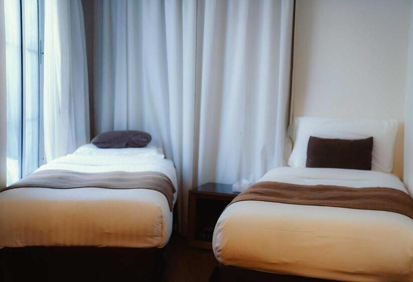 Quarto Quádruplo Deluxe, Nour Al Thuria