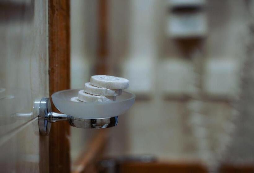 חדר דלוקס לארבעה, Nour Al Thuria