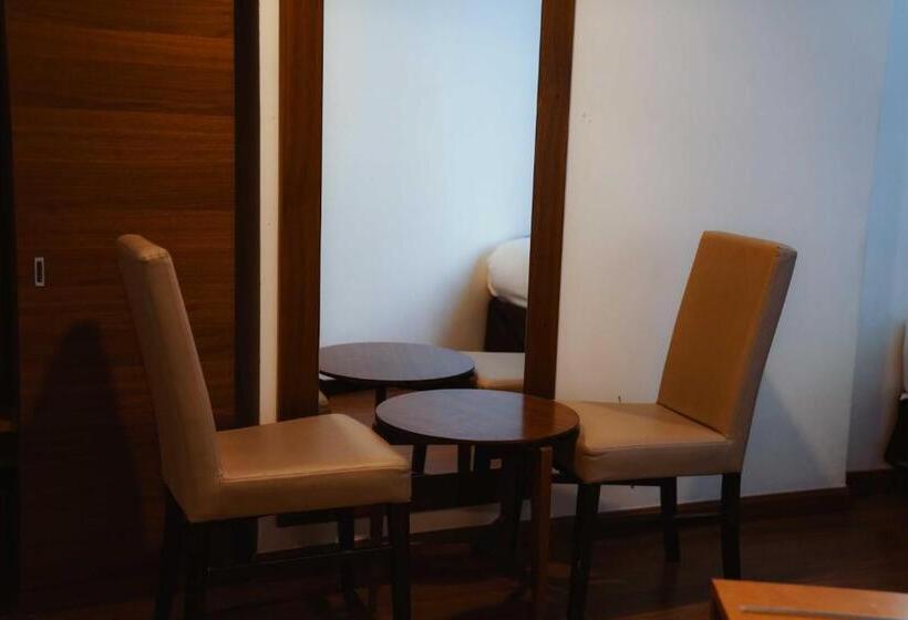 Quarto Quádruplo Deluxe, Nour Al Thuria