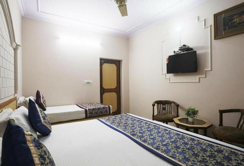 三人经典房间, Spot On 45514 Hotel Madhu Regency