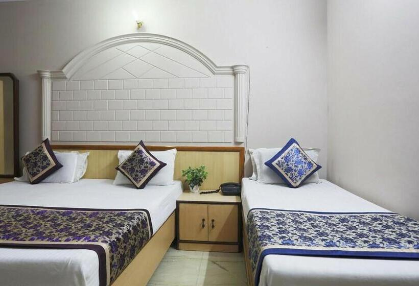 三人经典房间, Spot On 45514 Hotel Madhu Regency