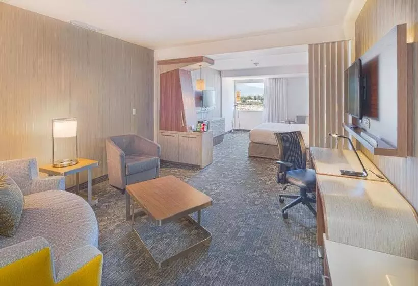 キングサイズベッドのスイートルーム, Courtyard By Marriott Saltillo
