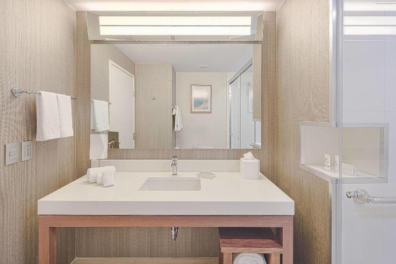 غرفة قياسية سرير كينج, Courtyard By Marriott Saltillo