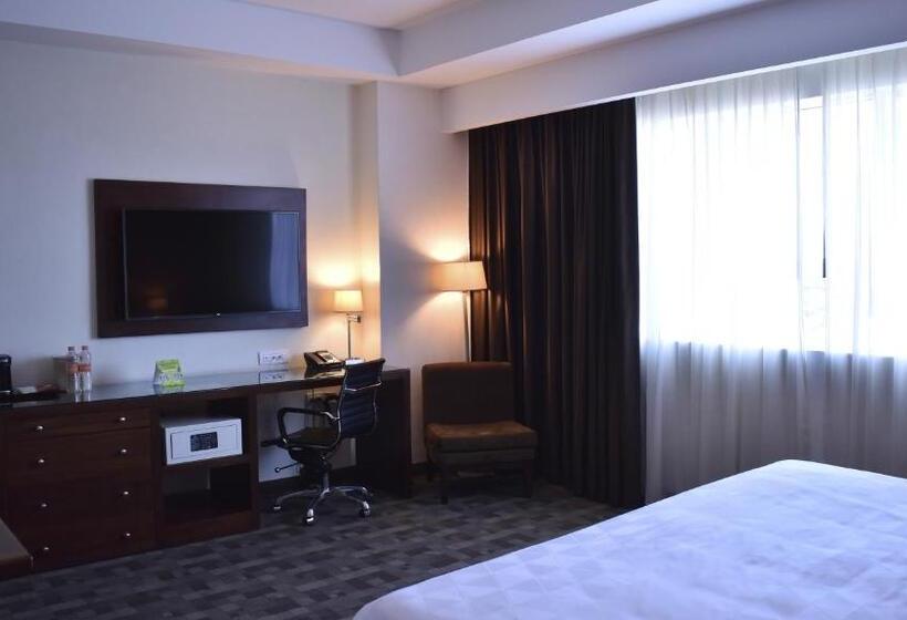Quarto Estandar Cama King, Holiday Inn & Suites Plaza Mayor, An Ihg