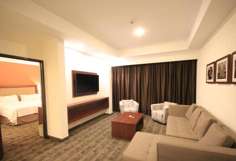 سوئیت با تخت بزرگ, Holiday Inn & Suites Plaza Mayor, An Ihg