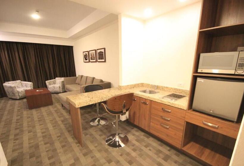 سوئیت با تخت بزرگ, Holiday Inn & Suites Plaza Mayor, An Ihg