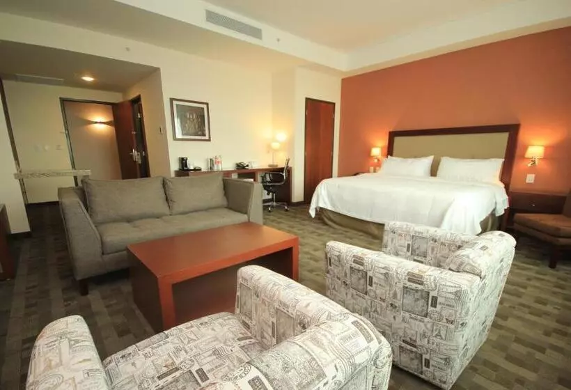 スイート, Holiday Inn & Suites Plaza Mayor, An Ihg