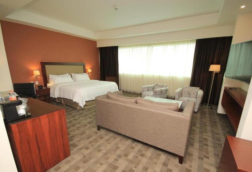 Suíte, Holiday Inn & Suites Plaza Mayor, An Ihg