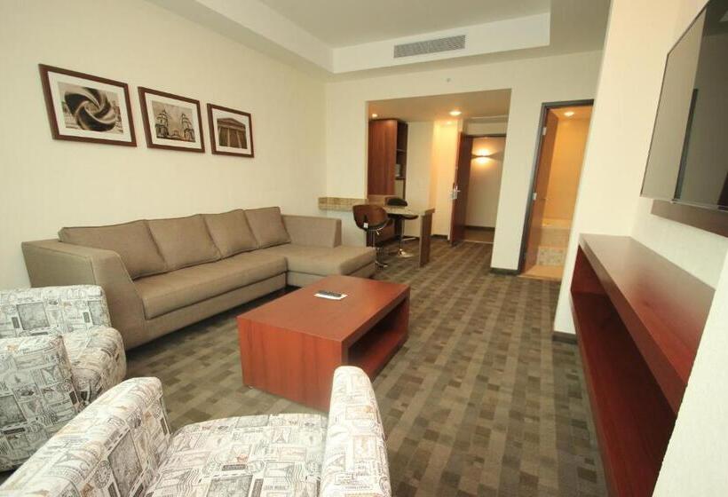 سوئیت با تخت بزرگ, Holiday Inn & Suites Plaza Mayor, An Ihg