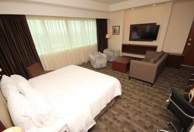 Suíte, Holiday Inn & Suites Plaza Mayor, An Ihg