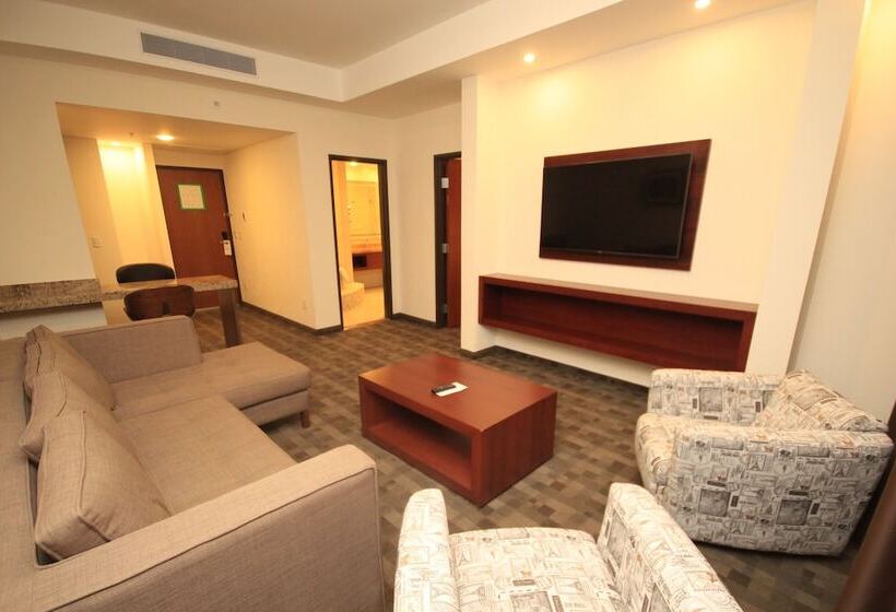 Suíte, Holiday Inn & Suites Plaza Mayor, An Ihg