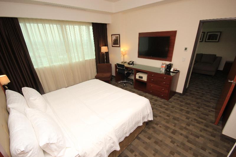 سوئیت با تخت بزرگ, Holiday Inn & Suites Plaza Mayor, An Ihg