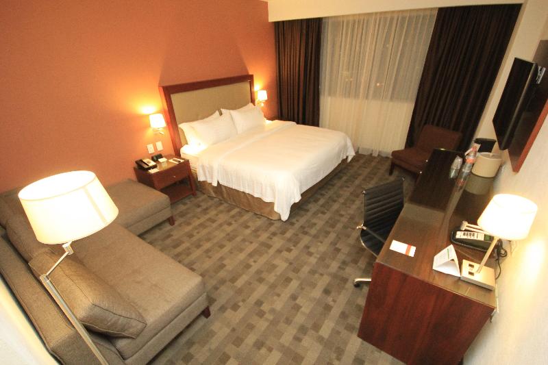 Quarto Estandar Cama King, Holiday Inn & Suites Plaza Mayor, An Ihg