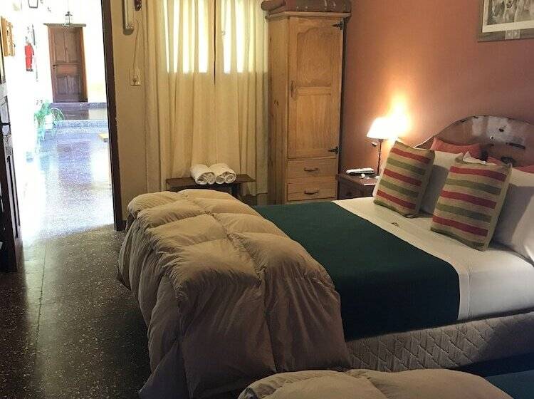 غرفة قياسية ثلاثية, La Posada De Juan