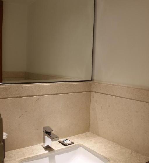 带特大床的高级间, Mercure Hyderabad Kcp Banjara Hills, An Accor