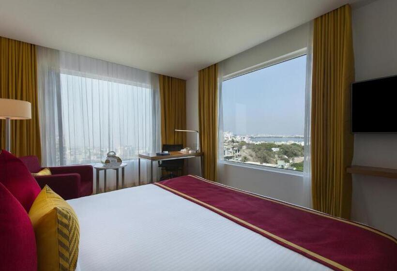 标准间带湖景, Mercure Hyderabad Kcp Banjara Hills, An Accor