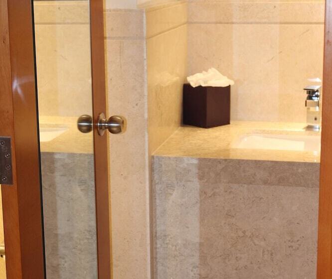 Номер Deluxe, Mercure Hyderabad Kcp Banjara Hills, An Accor