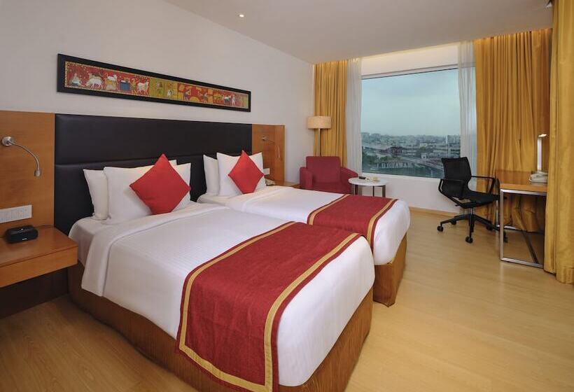 标准间带湖景, Mercure Hyderabad Kcp Banjara Hills, An Accor