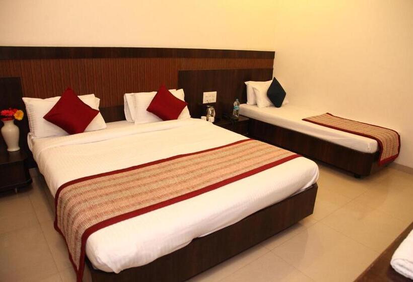 غرفة كومفورت ثلاثية, Sai Ramanand