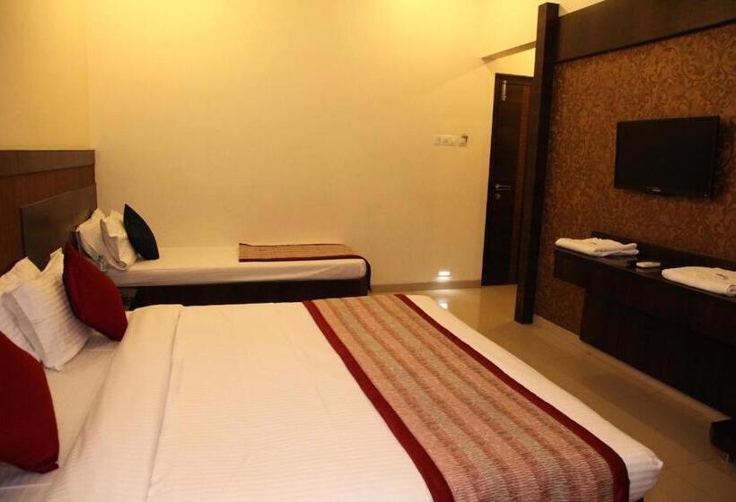 غرفة عائلية, Sai Ramanand