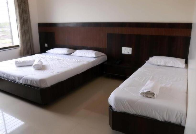 غرفة قياسية ثلاثية, Sai Ramanand