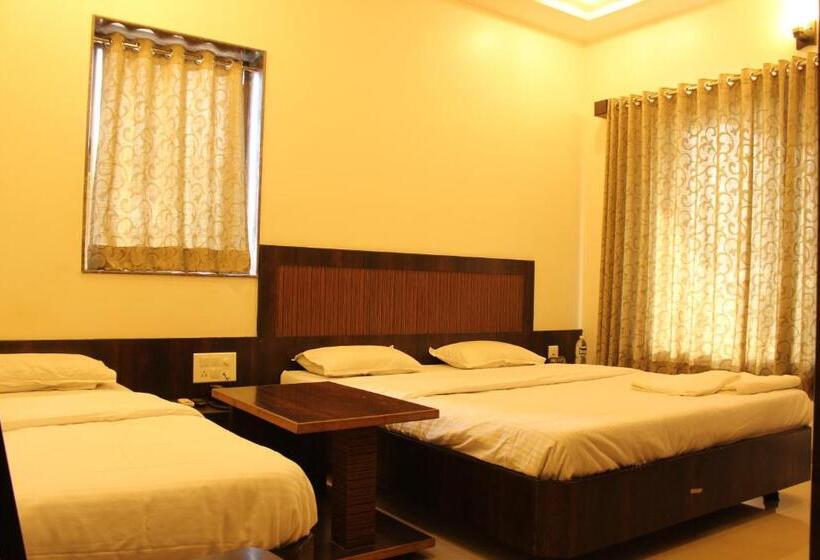 غرفة عائلية, Sai Ramanand