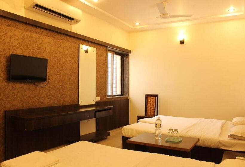 غرفة عائلية, Sai Ramanand