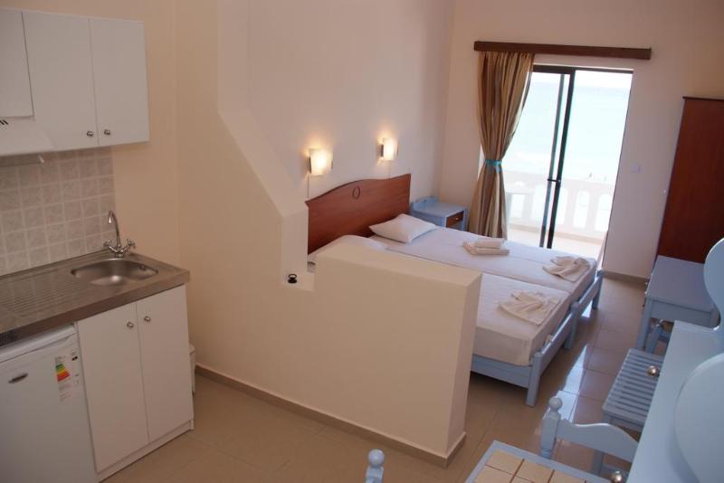 إستديو قياسى مطل على حمام السباحة, Mandy Suites