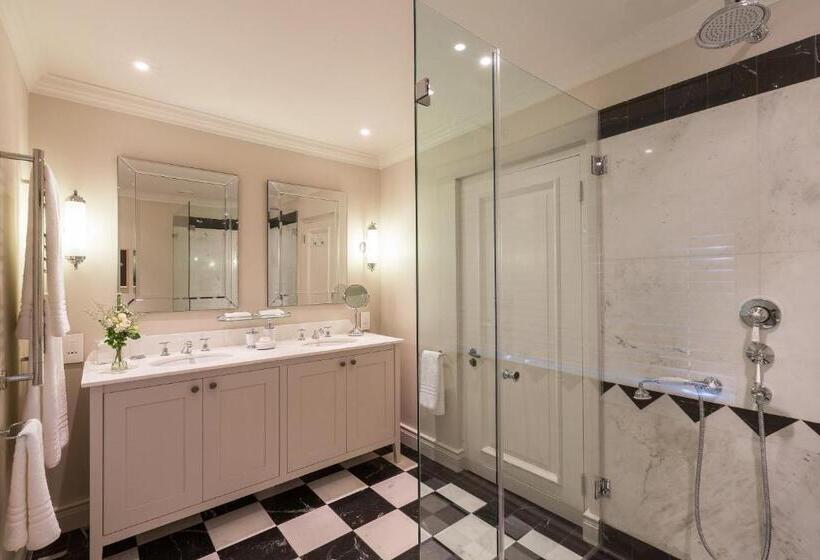 اتاق کلاسیک, Leeu House