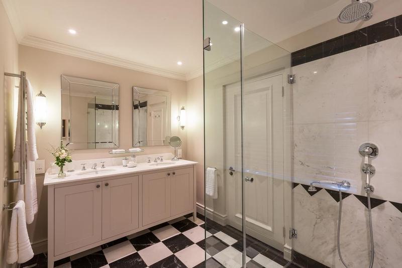 اتاق لوکس با تراس, Leeu House