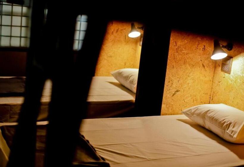 تختخواب در اتاق مشترک, Bangkok Bed And Bike