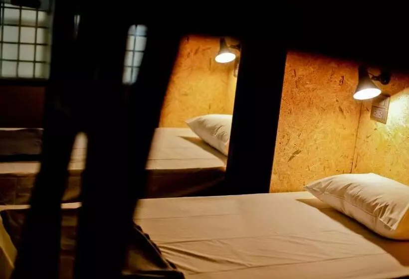 تختخواب در اتاق مشترک, Bangkok Bed And Bike