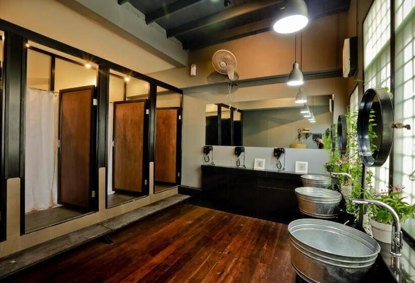 تختخواب در اتاق مشترک, Bangkok Bed And Bike