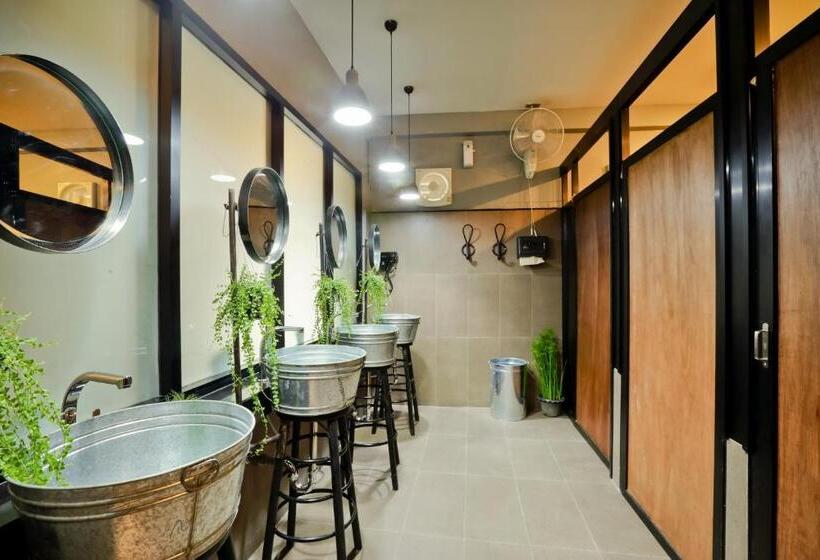 تختخواب در اتاق مشترک, Bangkok Bed And Bike