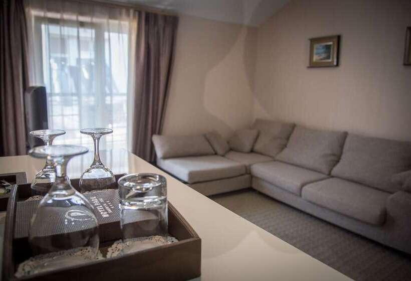 سوییت با چشم‌انداز دریا, Smokva