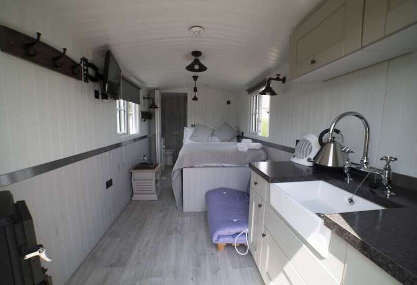 منزل غرفة نوم واحدة, Old Hall House, Nec