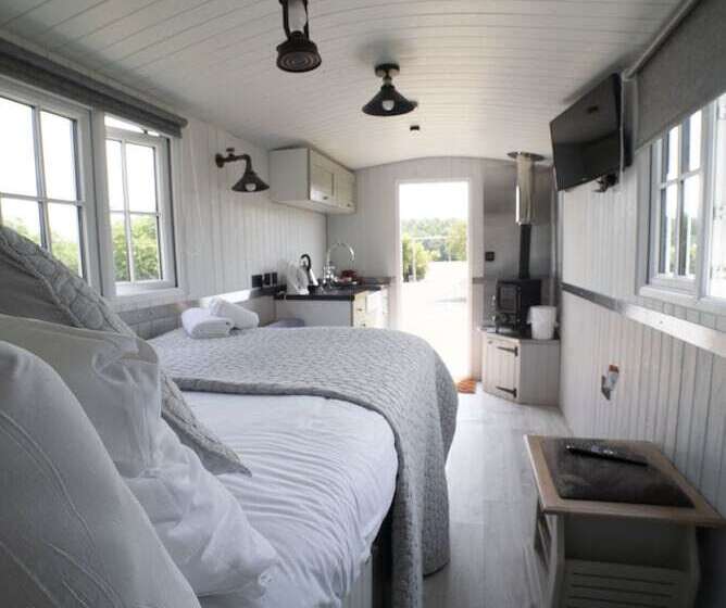 منزل غرفة نوم واحدة, Old Hall House, Nec