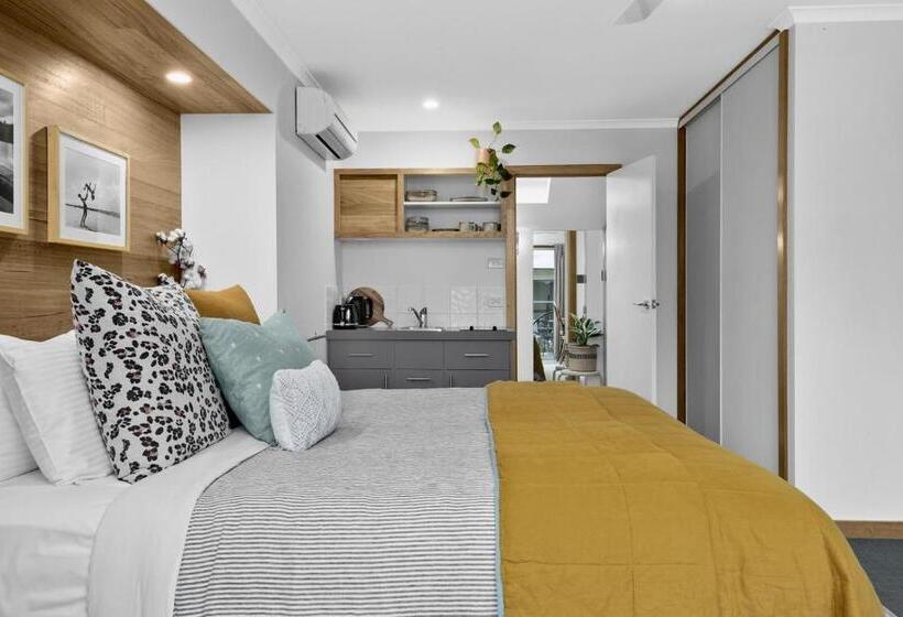 סטודיו דלוקס, Seahaven Village