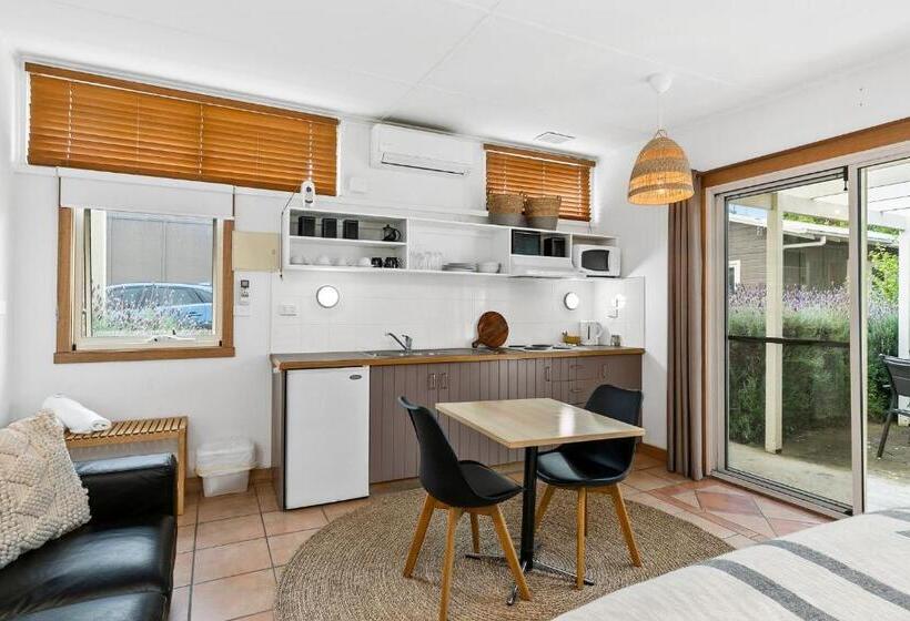 סטודיו דלוקס, Seahaven Village