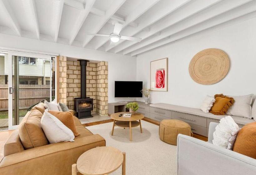 דירת חדר, Seahaven Village