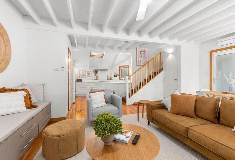 דירת חדר, Seahaven Village