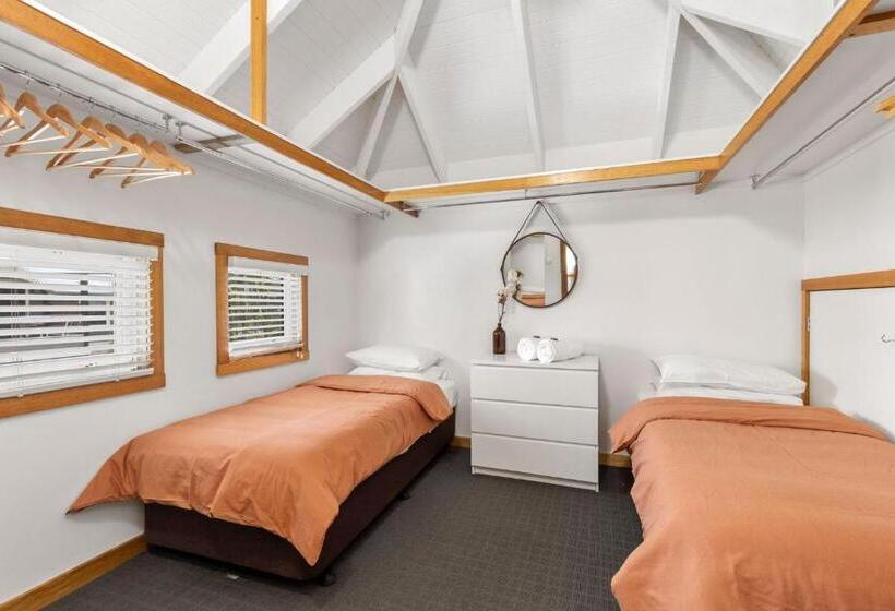 דירת חדר, Seahaven Village