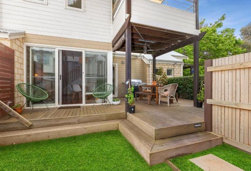 דירת חדר, Seahaven Village