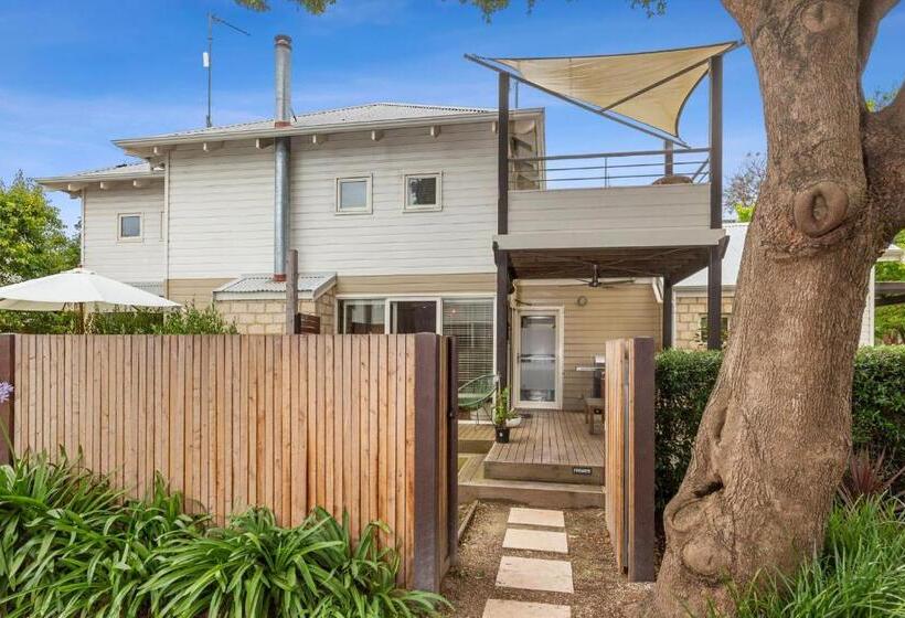 דירת חדר, Seahaven Village