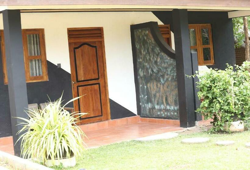 חדר משפחתי דלוקס, Eco Hotel Black & White   Anuradhapura