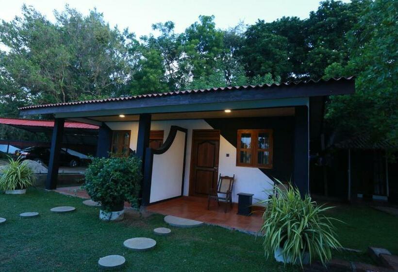 חדר משפחתי דלוקס, Eco Hotel Black & White   Anuradhapura