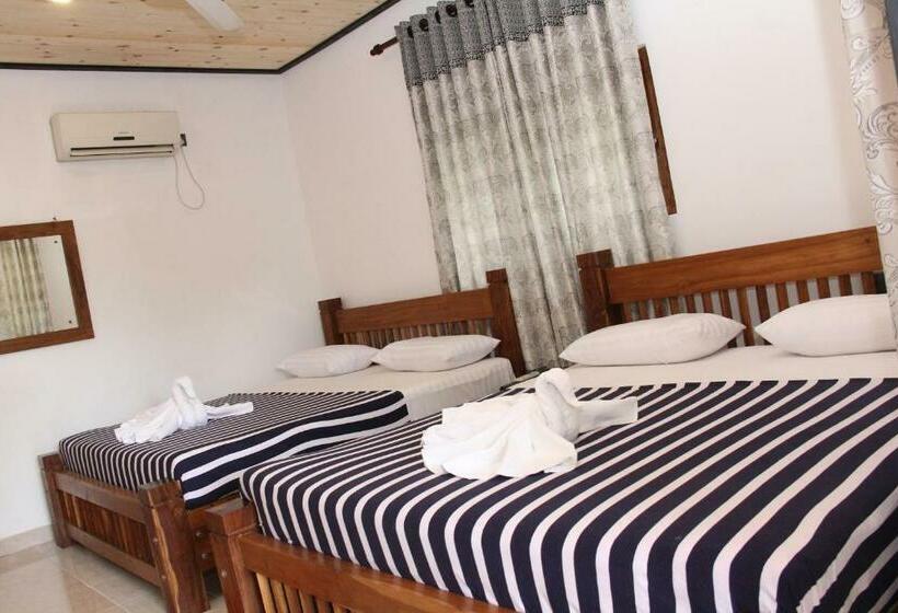 חדר משפחתי דלוקס, Eco Hotel Black & White   Anuradhapura